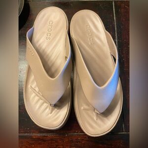 CROCS LIKE NEW!! Women's Getaway Platform Flip Flops Sandals in Latte Size 10